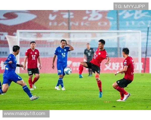 南京足球队默契配合解析助力球队崛起的战术与团队精神探讨